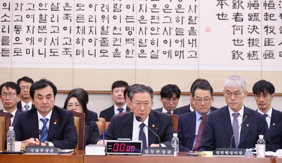 답변하는 정성호 장관