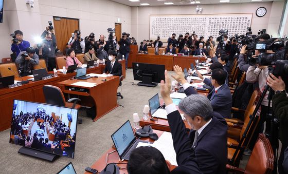 거수 표결하는 법사위