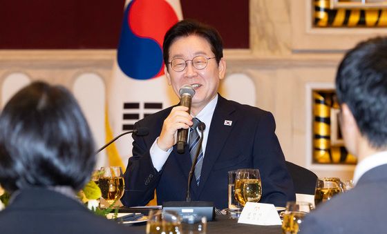 순방기자단 간담회 발언하는 이재명 대통령