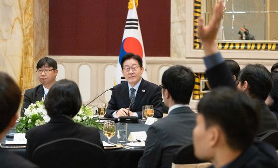 취재진 질문 받는 이재명 대통령