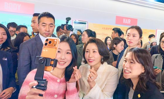 K-뷰티행사 참석자와 기념촬영 하는 김혜경 여사