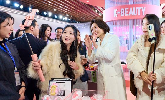 김혜경 여사, K-뷰티행사 참석자와 기념촬영