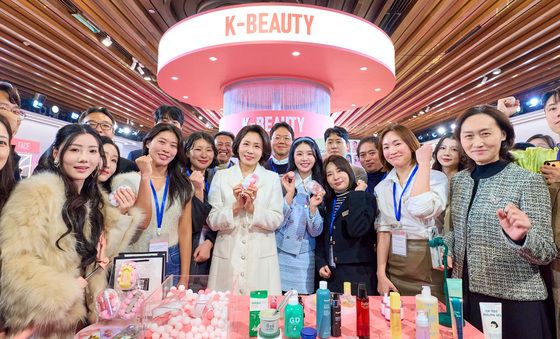 김혜경 여사 'K-뷰티행사 참석자들과 함께'