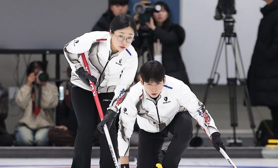 대한민국 선수단 첫 경기 펼칠 컬링 믹스더블 김선영·정영석