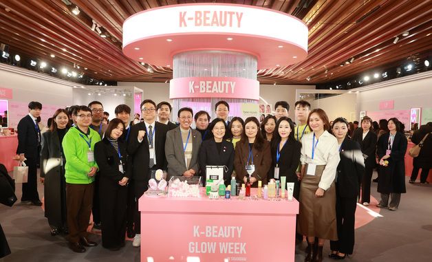 상하이 ' K-뷰티 글로우 위크', 기념촬영하는 한성숙 장관