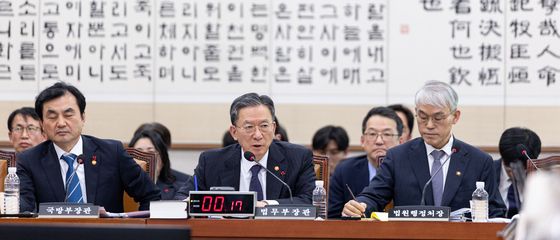 법사위 답변하는 정성호 장관