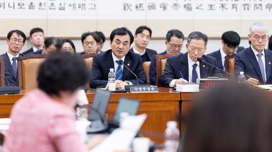 답변하는 안규백 국방부 장관