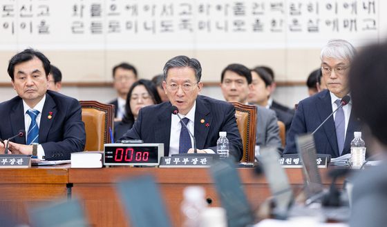 질의 답변하는 정성호 장관