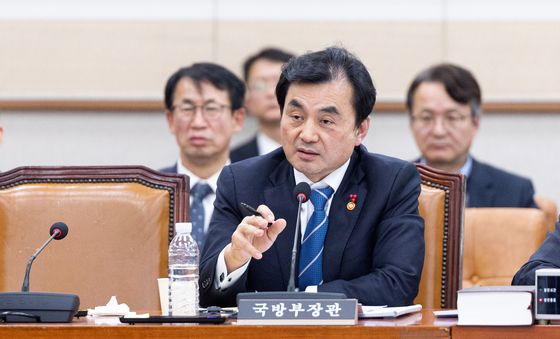 답변하는 안규백 국방부 장관