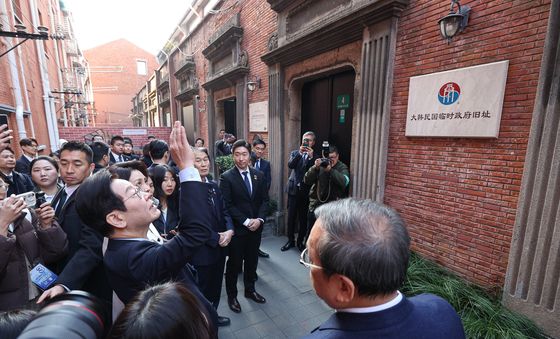 대한민국 임시정부 청사 살펴보는 이재명 대통령