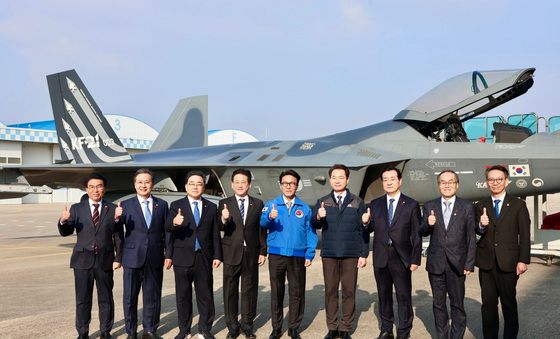 KF-21 보라매 전투기 앞에 선 김민석 총리