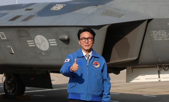 KF-21 보라매 전투기 앞에 선 김민석 총리