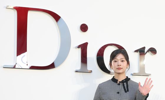 김민주, 자체발광 손 인사