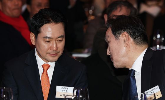 김정구 대한민국시도민연합회장과 대화하는 장동혁 대표