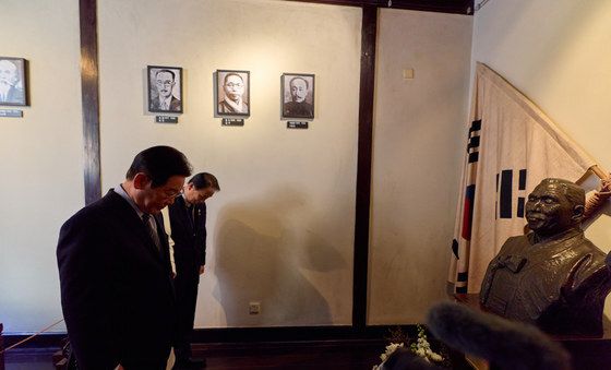 백범 김구 선생 흉상 앞에서 묵념하는 이재명 대통령