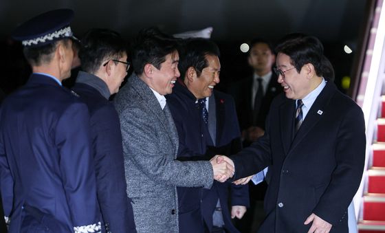 강훈식 비서실장과 인사하는 이재명 대통령