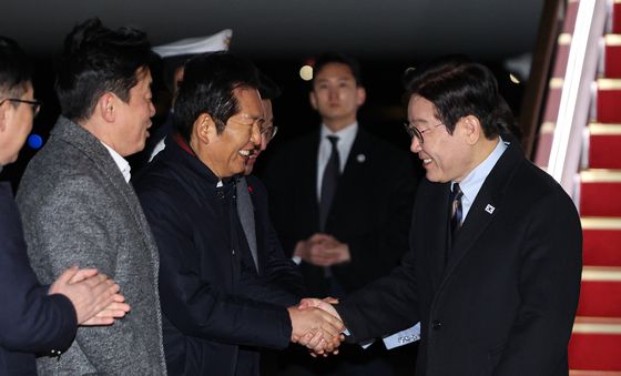 정청래 대표와 인사하는 이재명 대통령