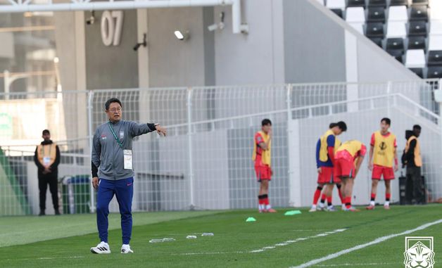 작전 지시하는 이민성 감독