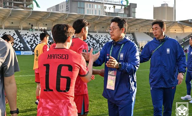 선수들 격려하는 이민성 감독