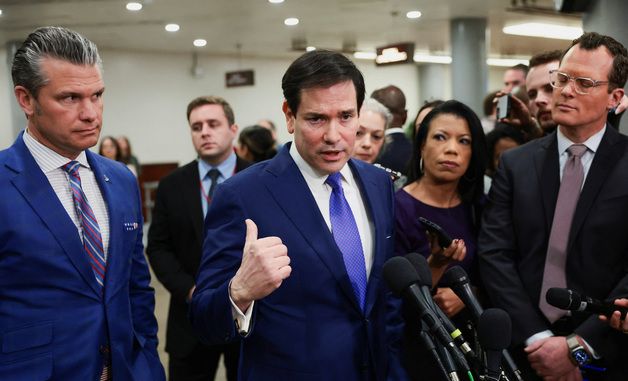 [포토] 美하원 브리핑 후 기자질문에 답하는 루비오 국무장관과 헤그세스 국방