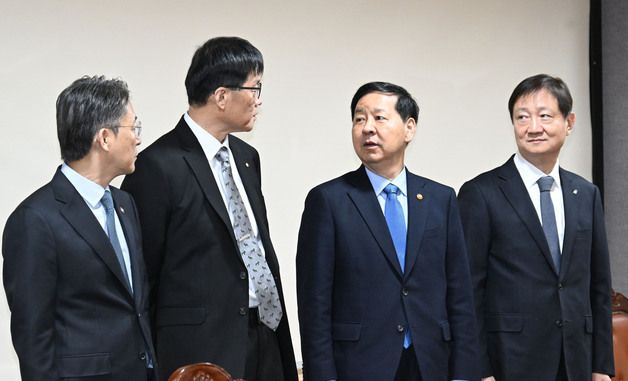 기념촬영하는 구윤철·이창용·이찬진·권대영