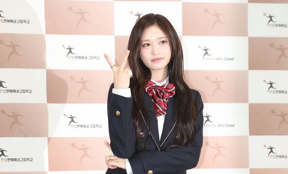 아이브 이서, 교복 모델이 따로없네