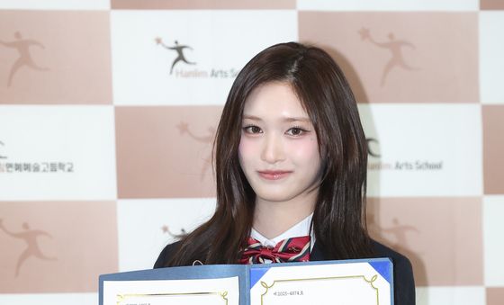 이서, 예쁜 미소 만큼 빛나는 졸업장