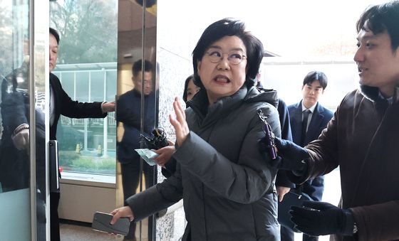 손사래 치는 이혜훈