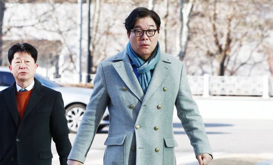 검찰 출석하는 김성태 전 회장