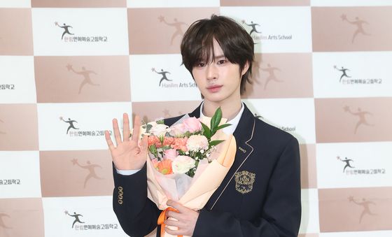 투어스 경민, 빛나는 손 인사