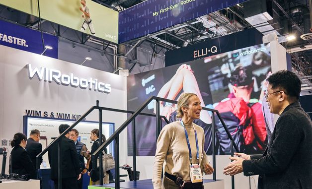 '윔 S' 직접 착용하고 주요 기능 체험하는 CES 방문객