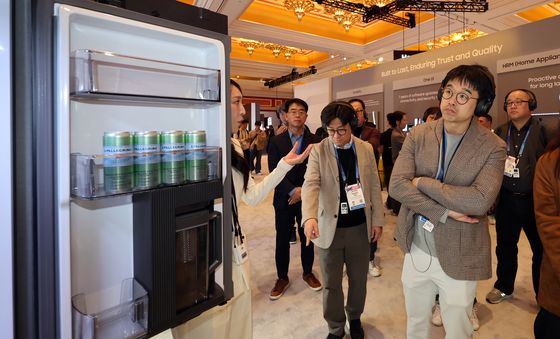 [CES2026]삼성전자 전시장 둘러보는 이선호 그룹장