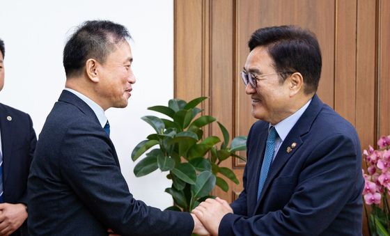 김종철 방미통위원장 손 잡는 우원식 의장