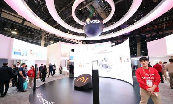 [CES2026]세라젬 부스 둘러보는 관람객들