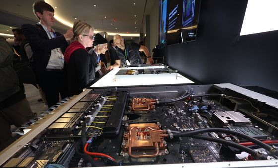 [CES2026]엔비디아 제품 살펴보는 관람객들