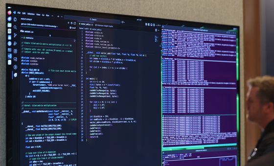 [CES2026]엔비디아 제품 살펴보는 관람객들