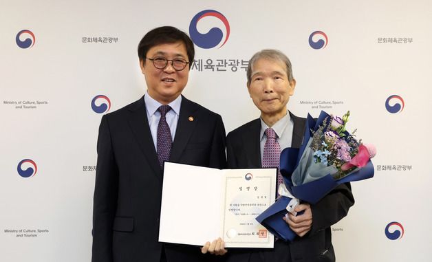 국립한국문학관 관장과 기념촬영하는 최휘영 장관