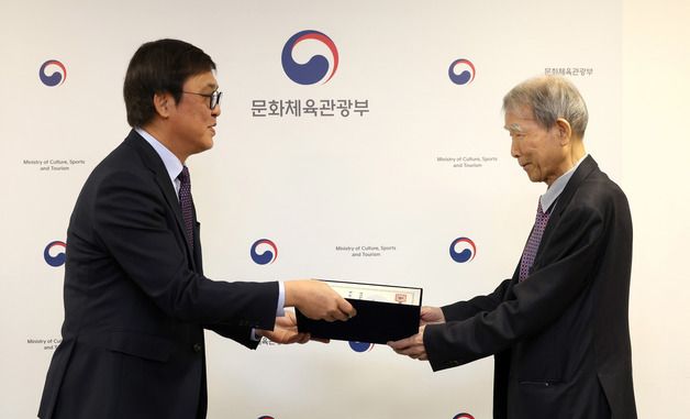 최휘영 장관, 국립한국문학관 관장 임명장 수여