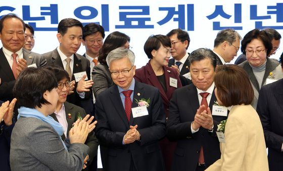 손뼉치는 의료계 신년인사회 참석자들