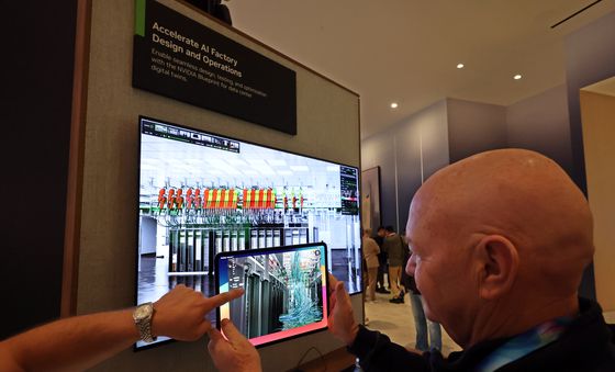 [CES2026]엔비디아 제품 보는 관람객들