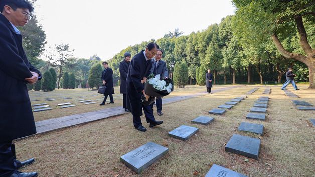 이덕삼 지사 묘소에 헌화하는 권오을 장관