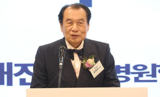 의료계 신년하레회 축사하는 유태전 명예회장