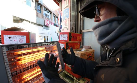 영하권 강추위에 전기난로 앞으로