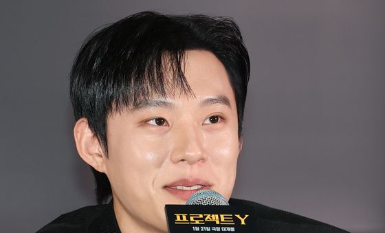 취재진 질문에 답하는 김성철