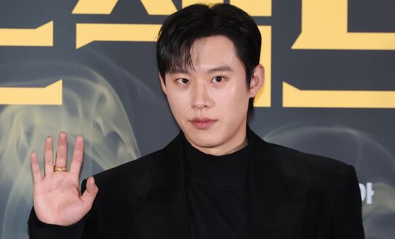 포즈 취하는 김성철