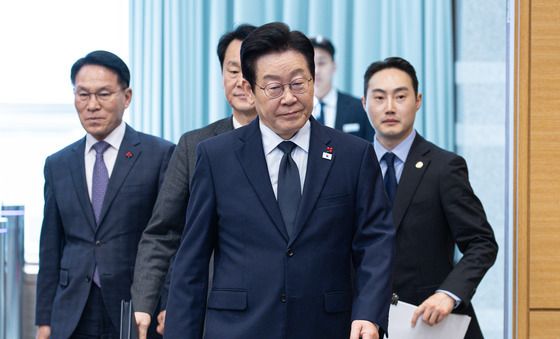 수석보좌관회의 참석하는 이재명 대통령