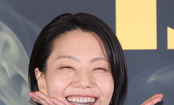 김신록, 반달 눈웃음