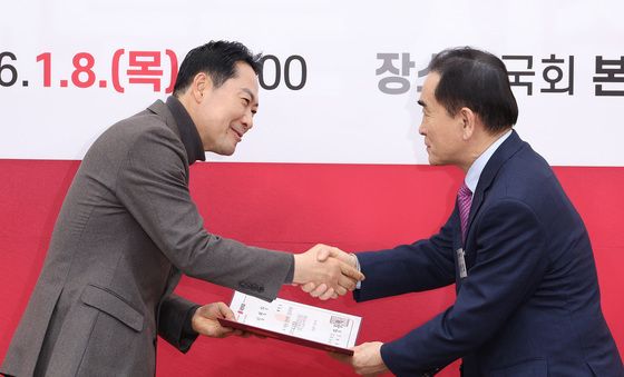 악수하는 장동혁·태영호