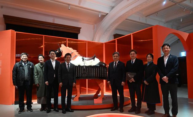 '말의 해' 기념전시 사전점검 후 기념촬영하는 허민 국가유산청장