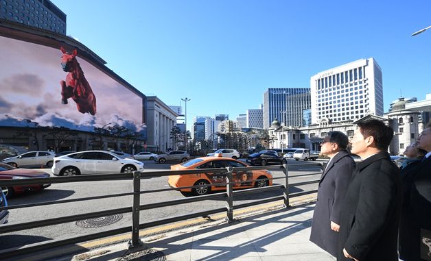 '말의 해' 기념전시 개막 하루 전 사전점검 나선 허민 국가유산청장